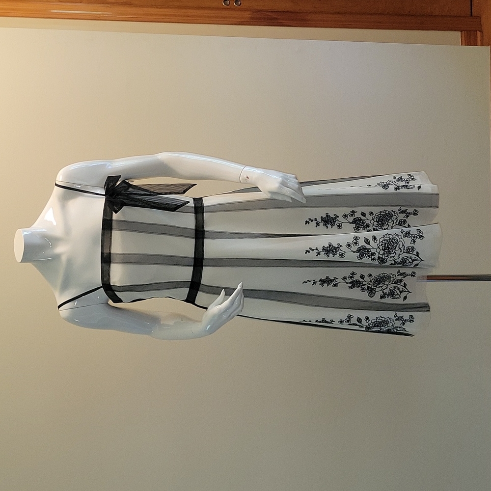 Ann Taylor Loft embroidered Cocktail Dress size 6 Ivory and Black